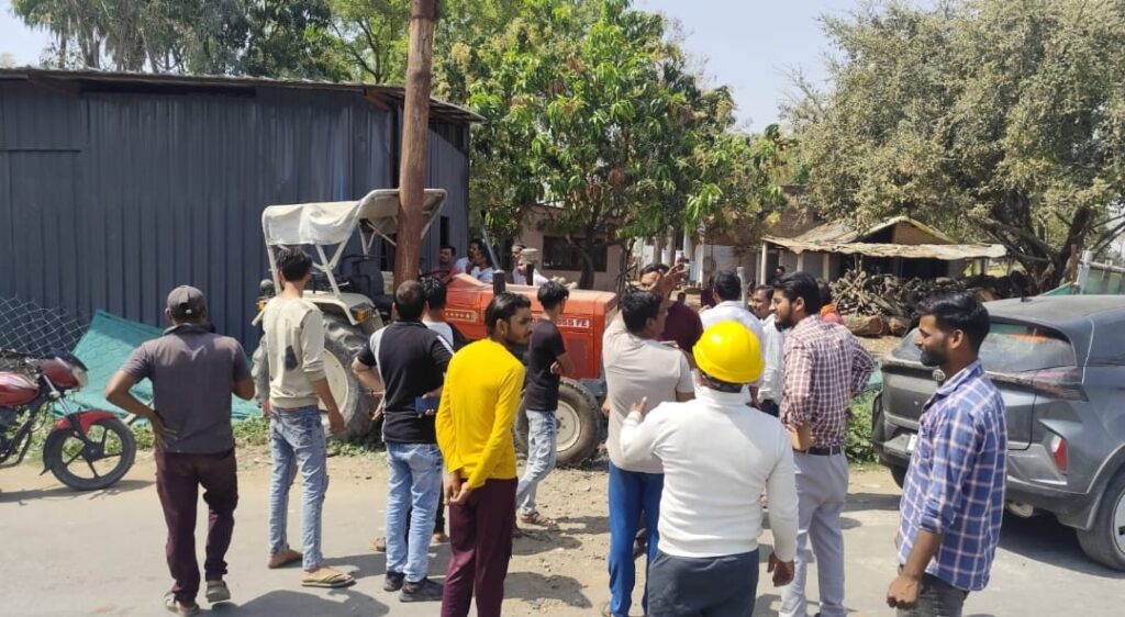 जालौन के कोंच में सड़क किनारे 33 KV विद्युत पोल से टकराया क्षतिग्रस्त ट्रैक्टर और मरम्मत कार्य में जुटे बिजली विभाग के कर्मचारी
