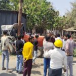 जालौन के कोंच में सड़क किनारे 33 KV विद्युत पोल से टकराया क्षतिग्रस्त ट्रैक्टर और मरम्मत कार्य में जुटे बिजली विभाग के कर्मचारी