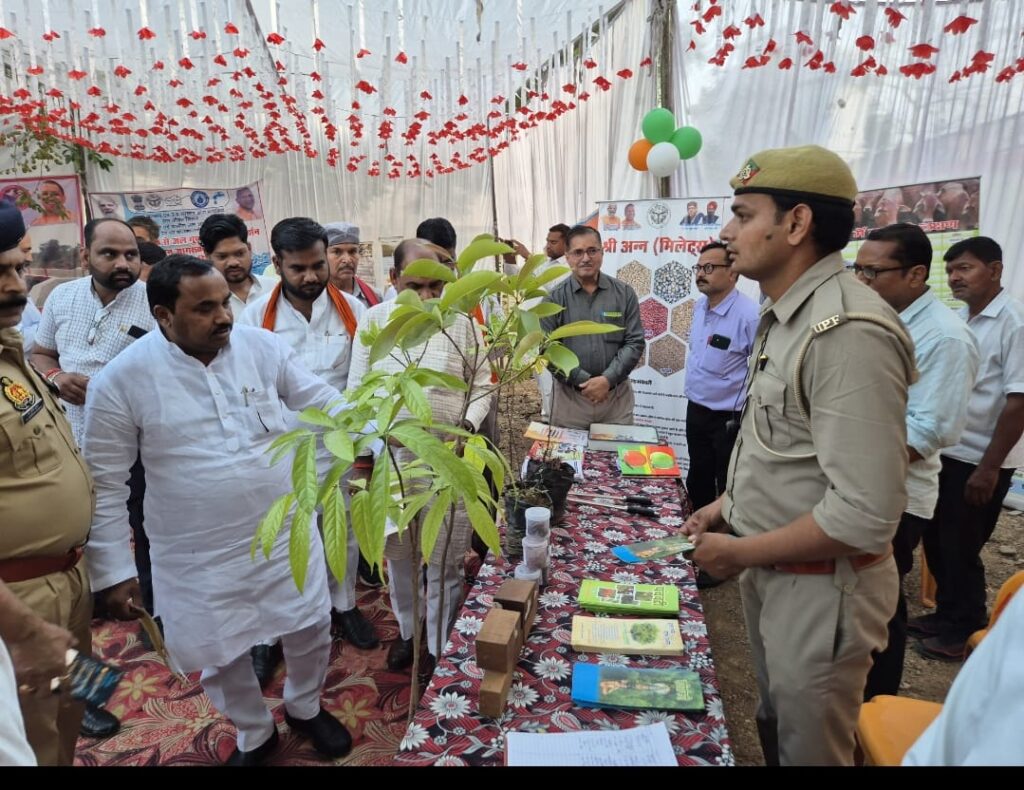 जालौन के उरई कलेक्ट्रेट परिसर में नौ दिवसीय विकास प्रदर्शनी का उद्घाटन करते जिला पंचायत अध्यक्ष डॉ. घनश्याम अनुरागी, विधायक गौरी शंकर वर्मा और जिलाधिकारी राजेश कुमार पाण्डेय