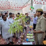 जालौन के उरई कलेक्ट्रेट परिसर में नौ दिवसीय विकास प्रदर्शनी का उद्घाटन करते जिला पंचायत अध्यक्ष डॉ. घनश्याम अनुरागी, विधायक गौरी शंकर वर्मा और जिलाधिकारी राजेश कुमार पाण्डेय