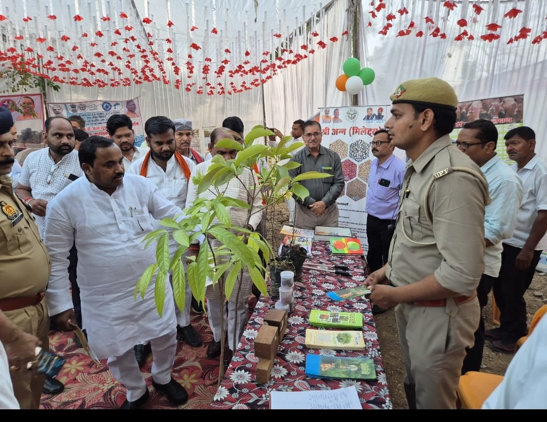 जालौन के उरई कलेक्ट्रेट परिसर में नौ दिवसीय विकास प्रदर्शनी का उद्घाटन करते जिला पंचायत अध्यक्ष डॉ. घनश्याम अनुरागी, विधायक गौरी शंकर वर्मा और जिलाधिकारी राजेश कुमार पाण्डेय