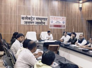 उरई कलेक्ट्रेट सभागार में जनगणना 2027 के प्रशिक्षण कार्यक्रम को संबोधित करते अपर जिलाधिकारी और उपस्थित फील्ड ट्रेनर्स।