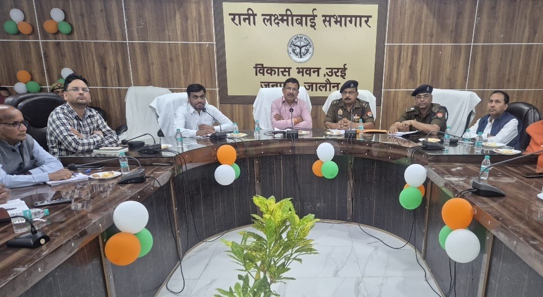 जालौन के विकास भवन में रामनवमी और ईद-उल-फितर की तैयारियों को लेकर बैठक करते जिलाधिकारी राजेश कुमार पाण्डेय और पुलिस अधीक्षक डॉ. दुर्गेश कुमार