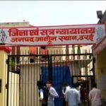 कालपी हत्याकांड: 14 साल बाद मिला न्याय, दो सगे भाइयों को उम्रकैद की सजा जालौन कोर्ट परिसर के बाहर पुलिस की मौजूदगी में ले जाते हुए दोषी और न्याय की जीत को दर्शाता प्रतीकात्मक चित्र