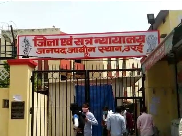 कालपी हत्याकांड: 14 साल बाद मिला न्याय, दो सगे भाइयों को उम्रकैद की सजा news image जालौन कोर्ट परिसर के बाहर पुलिस की मौजूदगी में ले जाते हुए दोषी और न्याय की जीत को दर्शाता प्रतीकात्मक चित्र