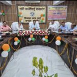 उरई के विकास भवन में संचारी रोग नियंत्रण अभियान की समीक्षा बैठक की अध्यक्षता करते जिलाधिकारी राजेश कुमार पाण्डेय और उपस्थित जनपद स्तरीय अधिकारी