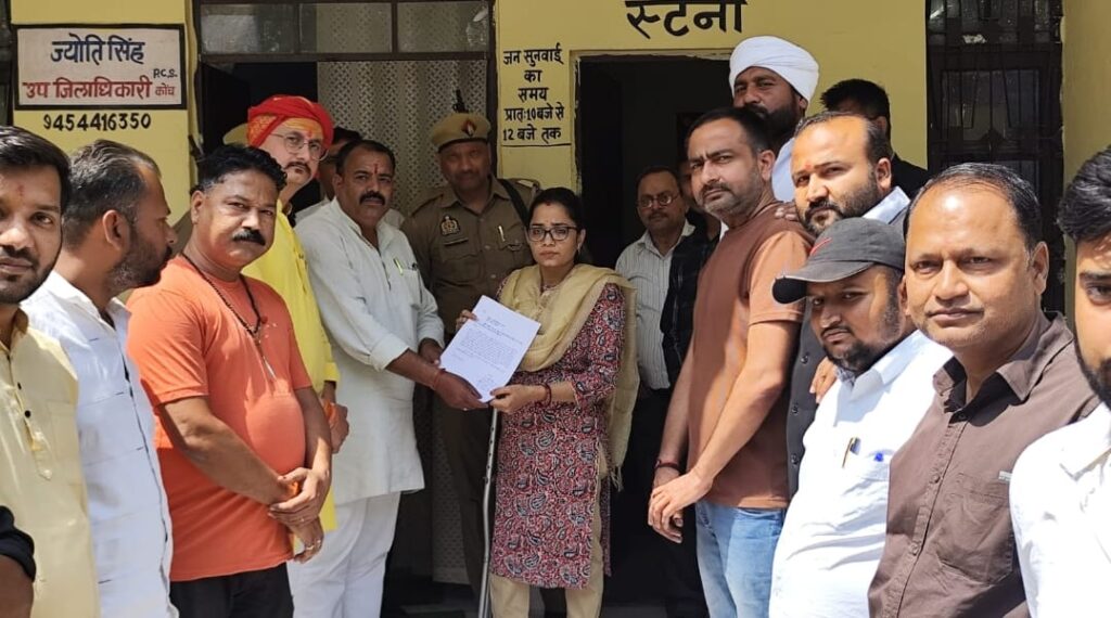 जालौन के कोंच में एसडीएम कार्यालय के बाहर प्रदर्शन करते विश्व हिंदू परिषद के कार्यकर्ता और माँ सिंह बाहिनी मंदिर परिसर का प्रतीकात्मक दृश्य