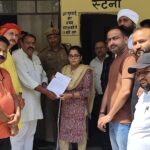 जालौन के कोंच में एसडीएम कार्यालय के बाहर प्रदर्शन करते विश्व हिंदू परिषद के कार्यकर्ता और माँ सिंह बाहिनी मंदिर परिसर का प्रतीकात्मक दृश्य