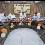 उरई कलेक्ट्रेट सभागार में मुख्यमंत्री युवा उद्यमी विकास अभियान की समीक्षा बैठक लेते जिलाधिकारी राजेश कुमार पाण्डेय और उपस्थित बैंक अधिकारी