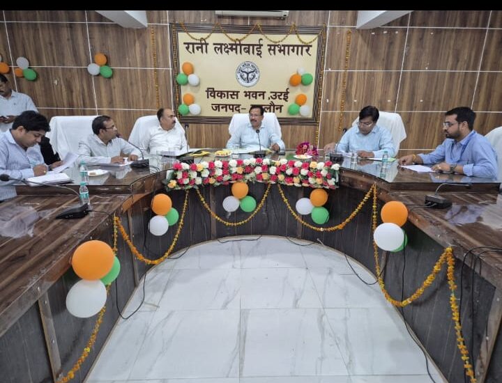 मुख्यमंत्री युवा उद्यमी योजना की समीक्षा में बिफरे जिलाधिकारी: फिसड्डी बैंकों पर गिरेगी गाज, लापरवाही बरतने वाले बैंकर्स पर कार्रवाई तय news image उरई कलेक्ट्रेट सभागार में मुख्यमंत्री युवा उद्यमी विकास अभियान की समीक्षा बैठक लेते जिलाधिकारी राजेश कुमार पाण्डेय और उपस्थित बैंक अधिकारी