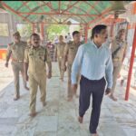 चैत्र नवरात्रि: जालौन के शक्तिपीठों पर उमड़ा आस्था का सैलाब; डीएम-एसपी ने मोर्चा संभालकर परखीं व्यवस्थाएं जालौन के जिलाधिकारी राजेश कुमार पाण्डेय और पुलिस अधीक्षक डॉ. दुर्गेश कुमार बैरागढ़ शक्तिपीठ में सुरक्षा व्यवस्थाओं का जायजा लेते हुए और पूजा-अर्चना करते हुए