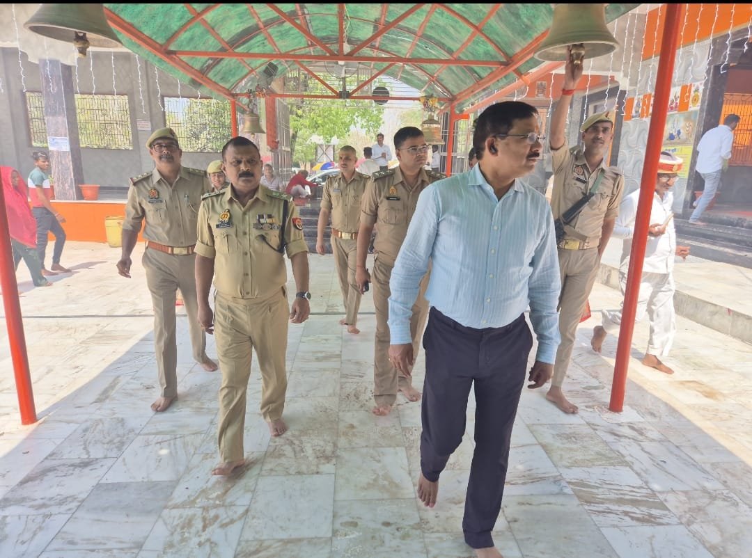 जालौन के जिलाधिकारी राजेश कुमार पाण्डेय और पुलिस अधीक्षक डॉ. दुर्गेश कुमार बैरागढ़ शक्तिपीठ में सुरक्षा व्यवस्थाओं का जायजा लेते हुए और पूजा-अर्चना करते हुए