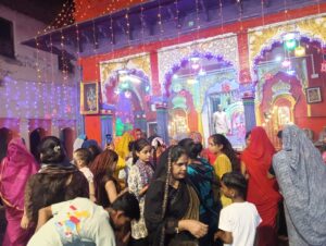 जालौन के ऐतिहासिक बड़ी माता मंदिर में चैत्र नवरात्र के प्रथम दिन पूजा-अर्चना के लिए उमड़ी श्रद्धालुओं की भीड़ और सुरक्षा में तैनात पुलिस बल