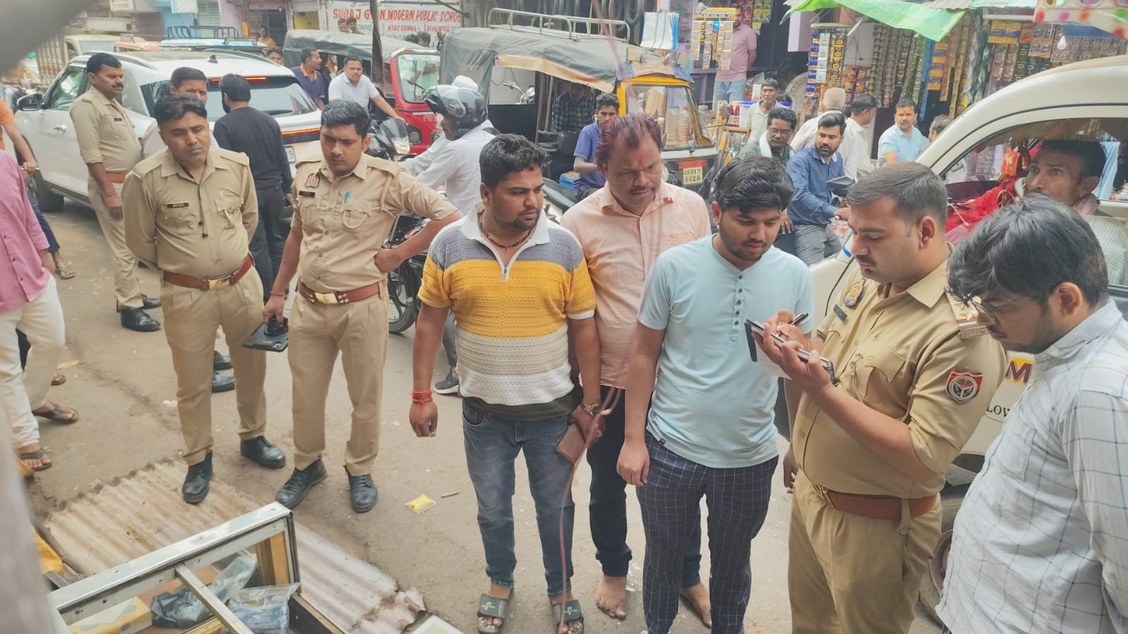 कोंच के सागर चौकी चौराहे पर मिठाई की दुकान में हुए गैस सिलेंडर धमाके के बाद बिखरा हुआ सामान और क्षतिग्रस्त दीवार का दृश्य