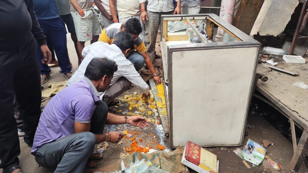 भीषण धमाके से थर्राया कोंच: मिठाई की दुकान में सिलेंडर फटने से उड़े परखच्चे, दुकान मालिक समेत दो घायल news image