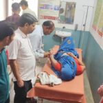 कोंच में बड़ा हादसा: जयप्रकाश नगर में छत से गिरकर महिला गंभीर रूप से घायल, प्राथमिक उपचार के बाद जिला अस्पताल रेफर उत्तर प्रदेश के जालौन जिले के कोंच स्थित सामुदायिक स्वास्थ्य केंद्र का बाहरी दृश्य, जहाँ घायल महिला को उपचार के लिए लाया गया