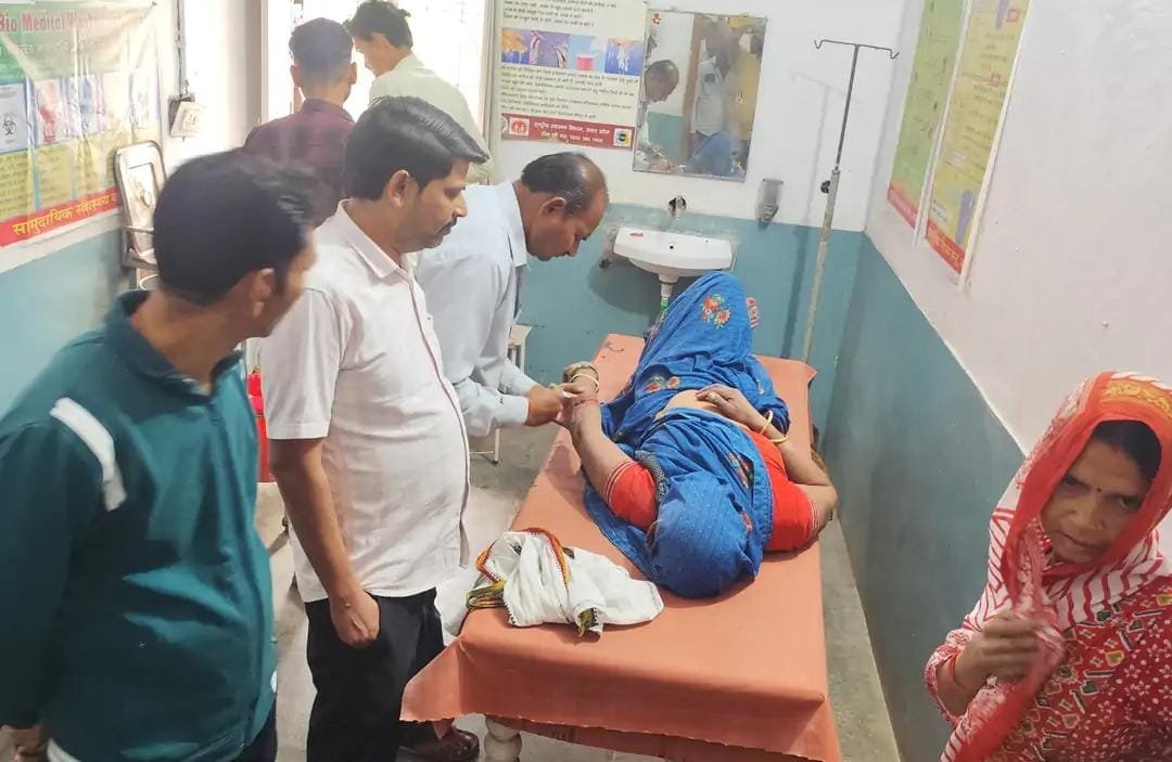 उत्तर प्रदेश के जालौन जिले के कोंच स्थित सामुदायिक स्वास्थ्य केंद्र का बाहरी दृश्य, जहाँ घायल महिला को उपचार के लिए लाया गया