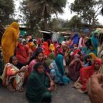 जालौन के नदीगांव में किशोर का शव मिलने के बाद सड़क पर जाम लगाकर प्रदर्शन करते आक्रोशित ग्रामीण और पुलिस बल