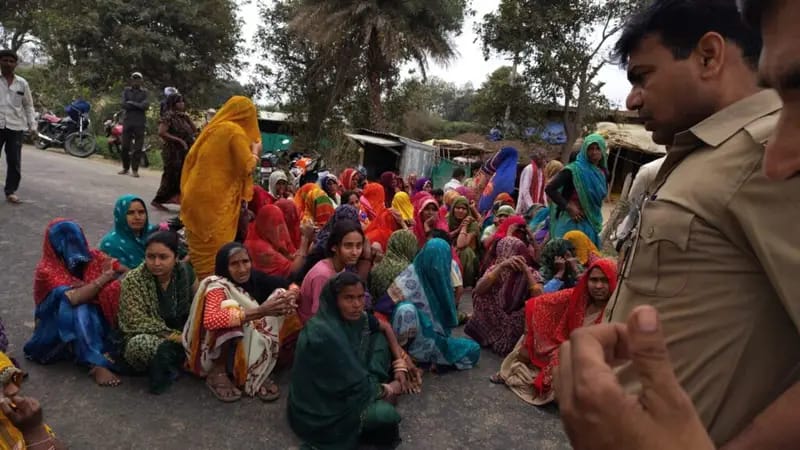 मिशन शक्ति 5.0: कुठौंद थाने में गूंजा 'नारी शक्ति' का जयघोष; कन्या भोज के जरिए पुलिस ने दिया सुरक्षा और सम्मान का संदेश news image जालौन के नदीगांव में किशोर का शव मिलने के बाद सड़क पर जाम लगाकर प्रदर्शन करते आक्रोशित ग्रामीण और पुलिस बल