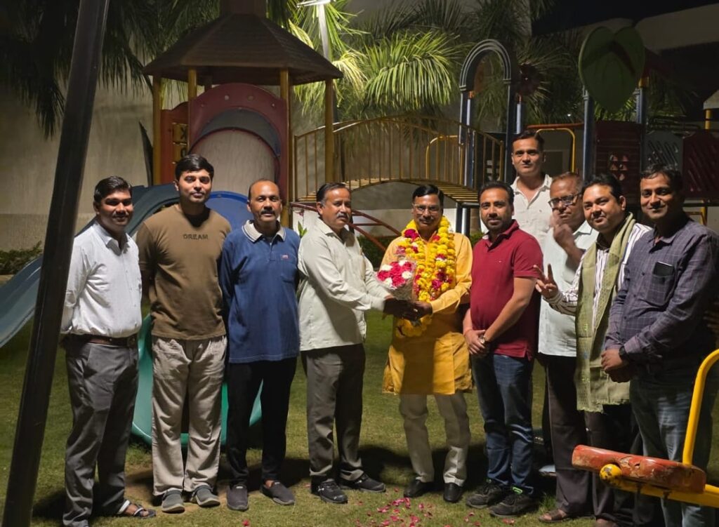 शिवांता होम्स झांसी में कोंच के गौरव सुनील लोहिया का भव्य अभिनंदन; राज्यपाल द्वारा नामित सभासद नियुक्त होने पर हर्ष news image झांसी के शिवांता होम्स में नवनियुक्त नामित सभासद सुनील लोहिया के सम्मान समारोह के दौरान निदेशक मयंक गर्ग और अन्य गणमान्य नागरिक माल्यार्पण करते हुए