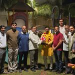 झांसी के शिवांता होम्स में नवनियुक्त नामित सभासद सुनील लोहिया के सम्मान समारोह के दौरान निदेशक मयंक गर्ग और अन्य गणमान्य नागरिक माल्यार्पण करते हुए