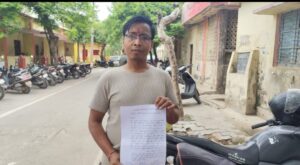 कोंच में एसडीएम कार्यालय के बाहर शिकायत लेकर खड़े पीड़ित उपभोक्ता और अरुण गैस सर्विस के कार्यालय का प्रतीकात्मक दृश्य