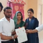 भव्य आयोजन: जालौन में 116 जोड़ों ने थामा एक-दूसरे का हाथ, मुख्यमंत्री सामूहिक विवाह योजना के तहत संपन्न हुए विवाह जालौन की नवीन गल्ला मंडी में मुख्यमंत्री सामूहिक विवाह योजना के तहत वैवाहिक रस्में निभाते जोड़े और प्रमाणपत्र वितरित करते अधिकारी