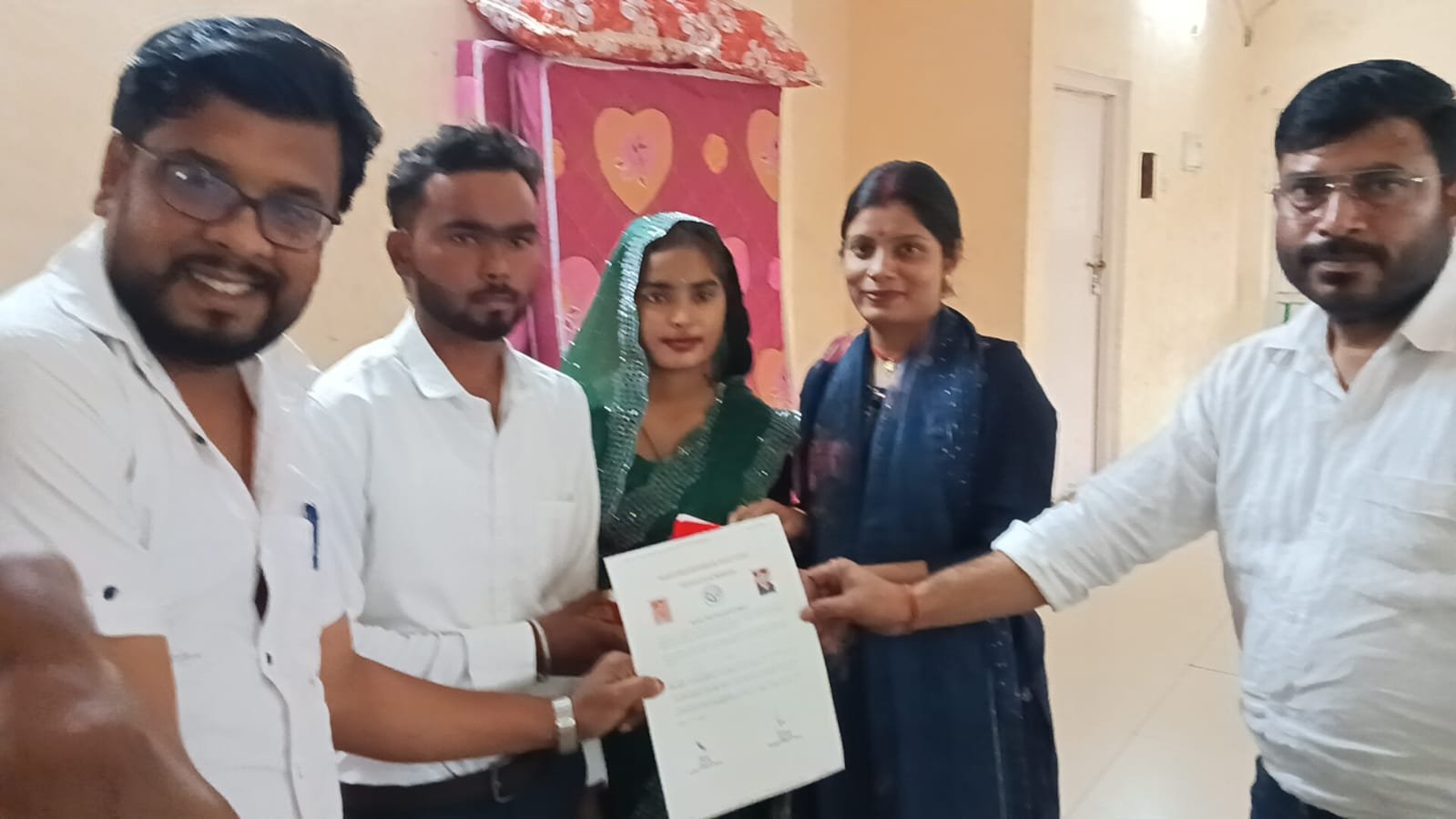 जालौन की नवीन गल्ला मंडी में मुख्यमंत्री सामूहिक विवाह योजना के तहत वैवाहिक रस्में निभाते जोड़े और प्रमाणपत्र वितरित करते अधिकारी