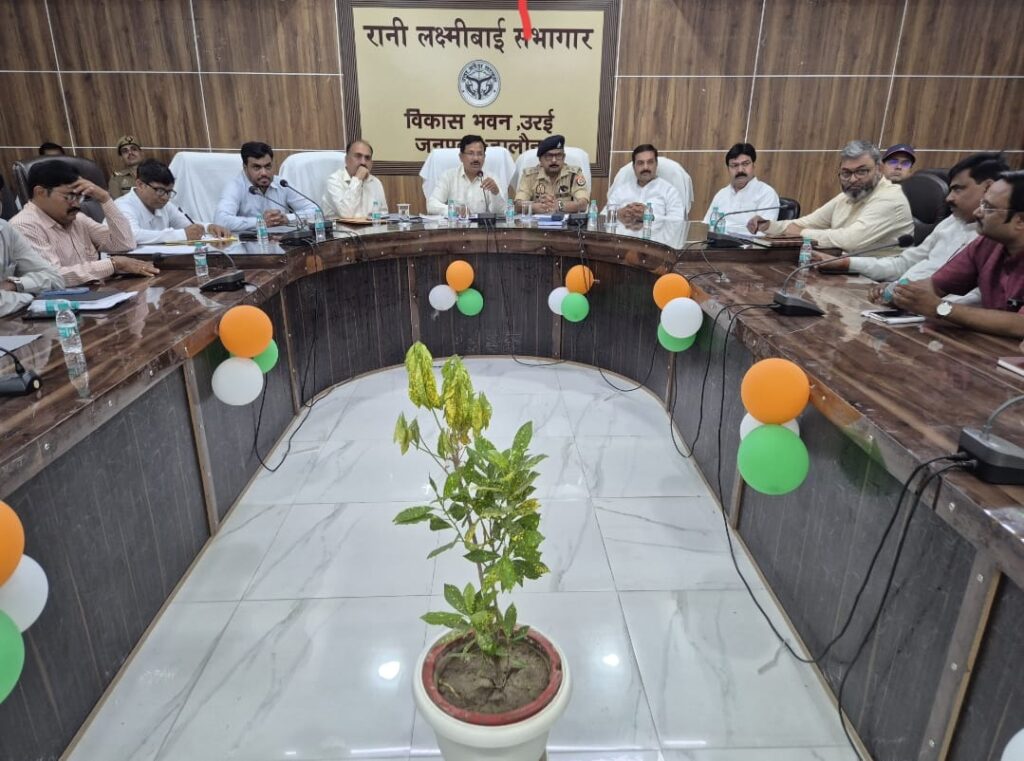 जनपद में एलपीजी गैस का संकट मात्र अफवाह, जिलाधिकारी ने कहा— 'पर्याप्त है स्टॉक, कालाबाजारी करने वालों पर होगी जेल की कार्रवाई news image उरई के विकास भवन में जिलाधिकारी और पुलिस अधीक्षक गैस एजेंसियों और आपूर्ति विभाग के अधिकारियों के साथ समीक्षा बैठक करते हुए