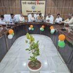 उरई के विकास भवन में जिलाधिकारी और पुलिस अधीक्षक गैस एजेंसियों और आपूर्ति विभाग के अधिकारियों के साथ समीक्षा बैठक करते हुए