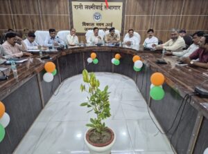 उरई के विकास भवन में जिलाधिकारी और पुलिस अधीक्षक गैस एजेंसियों और आपूर्ति विभाग के अधिकारियों के साथ समीक्षा बैठक करते हुए