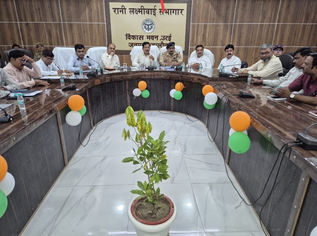उरई के विकास भवन में जिलाधिकारी और पुलिस अधीक्षक गैस एजेंसियों और आपूर्ति विभाग के अधिकारियों के साथ समीक्षा बैठक करते हुए