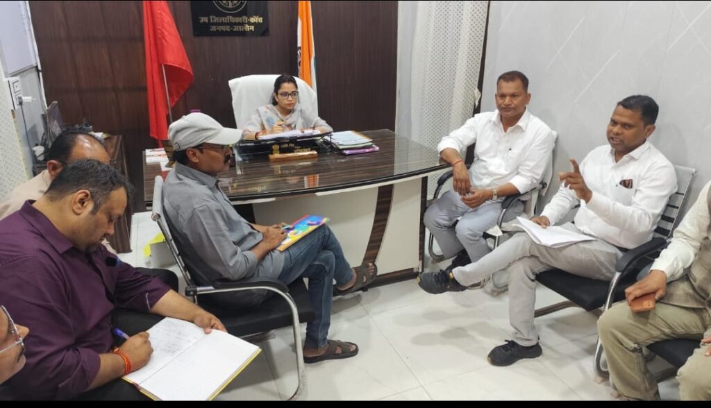 कोंच तहसील कार्यालय में एसडीएम ज्योति सिंह की अध्यक्षता में संचारी रोग नियंत्रण अभियान को लेकर स्वास्थ्य और नगर पालिका विभाग के अधिकारियों की महत्वपूर्ण समीक्षा बैठक