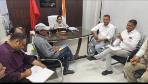 कोंच तहसील कार्यालय में एसडीएम ज्योति सिंह की अध्यक्षता में संचारी रोग नियंत्रण अभियान को लेकर स्वास्थ्य और नगर पालिका विभाग के अधिकारियों की महत्वपूर्ण समीक्षा बैठक