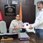 कोंच तहसील परिसर में एसडीएम ज्योति सिंह अधिवक्ताओं को लकड़ी के कृत्रिम घोंसले (घरौंदे) वितरित करते हुए और गौरैया संरक्षण की शपथ लेते हुए