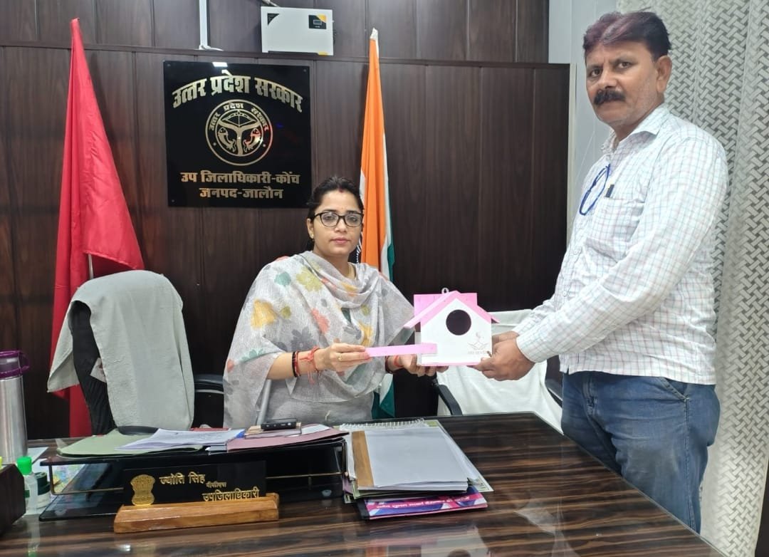 कोंच तहसील परिसर में एसडीएम ज्योति सिंह अधिवक्ताओं को लकड़ी के कृत्रिम घोंसले (घरौंदे) वितरित करते हुए और गौरैया संरक्षण की शपथ लेते हुए