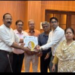 झाँसी मण्डलायुक्त विमल कुमार दुबे और अपर निदेशक डॉ. सुमन द्वारा डॉ. प्रदीप राजपूत को प्रशस्ति-पत्र देकर सम्मानित करते हुए गौरवपूर्ण क्षण