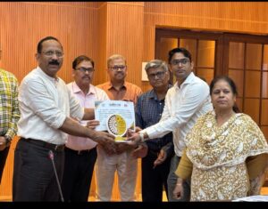 झाँसी मण्डलायुक्त विमल कुमार दुबे और अपर निदेशक डॉ. सुमन द्वारा डॉ. प्रदीप राजपूत को प्रशस्ति-पत्र देकर सम्मानित करते हुए गौरवपूर्ण क्षण