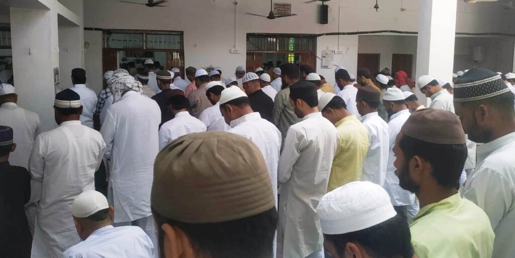 जालौन की ऐतिहासिक सुन्नी जामा मस्जिद में अलविदा जुमे की नमाज के लिए उमड़ी अकीदतमंदों की भीड़ और सफेद लिबास में सजदे करते नमाजी