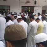 जालौन की ऐतिहासिक सुन्नी जामा मस्जिद में अलविदा जुमे की नमाज के लिए उमड़ी अकीदतमंदों की भीड़ और सफेद लिबास में सजदे करते नमाजी