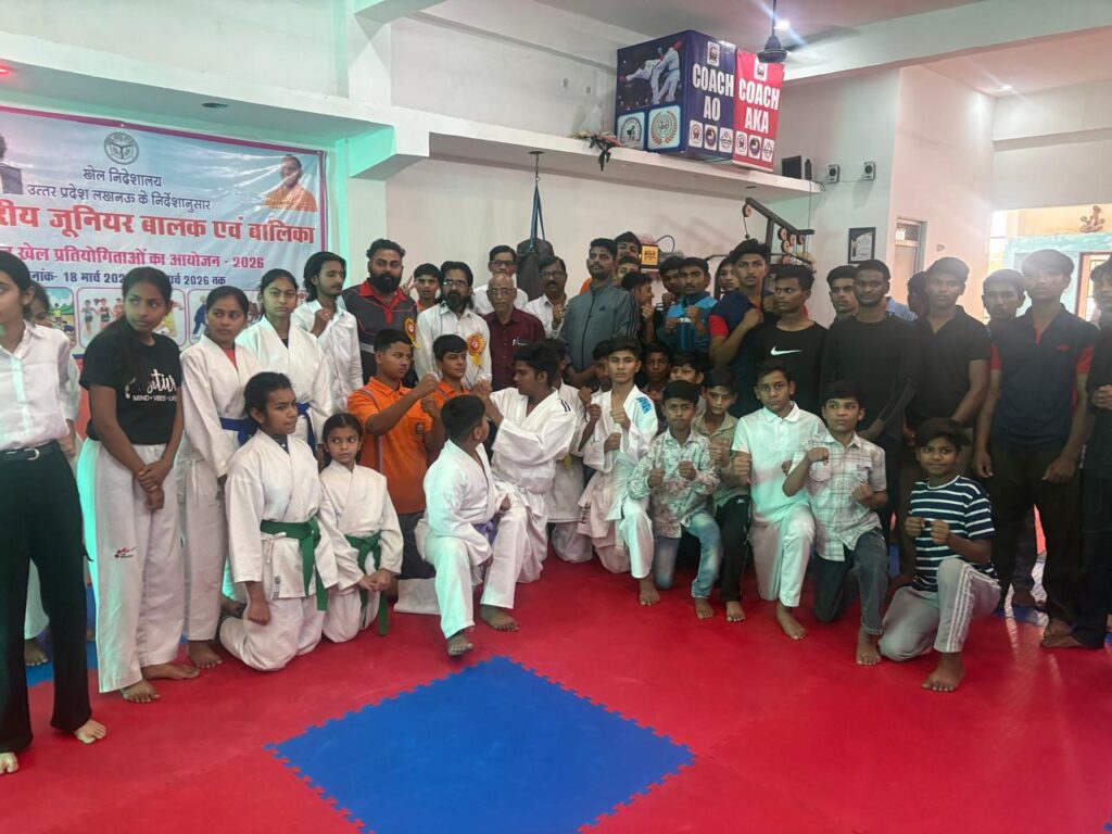 डीडी मेमोरियल के खिलाड़ियों ने जूडो मैट पर दिखाया दम, जिला स्तरीय प्रतियोगिता में बटोरी सुर्खियां news image उरई के जिला स्टेडियम में आयोजित जूडो प्रतियोगिता के दौरान विजयी खिलाड़ियों को मेडल पहनाकर सम्मानित करते जिलाधिकारी राजेश पांडेय और उपस्थित खेल अधिकारी