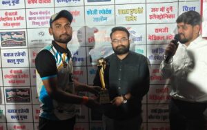 जालौन ट्रॉफी के दौरान मैन ऑफ द मैच का पुरस्कार सतीश को भेंट करते मुख्य अतिथि और खेल आयोजन समिति के सदस्य