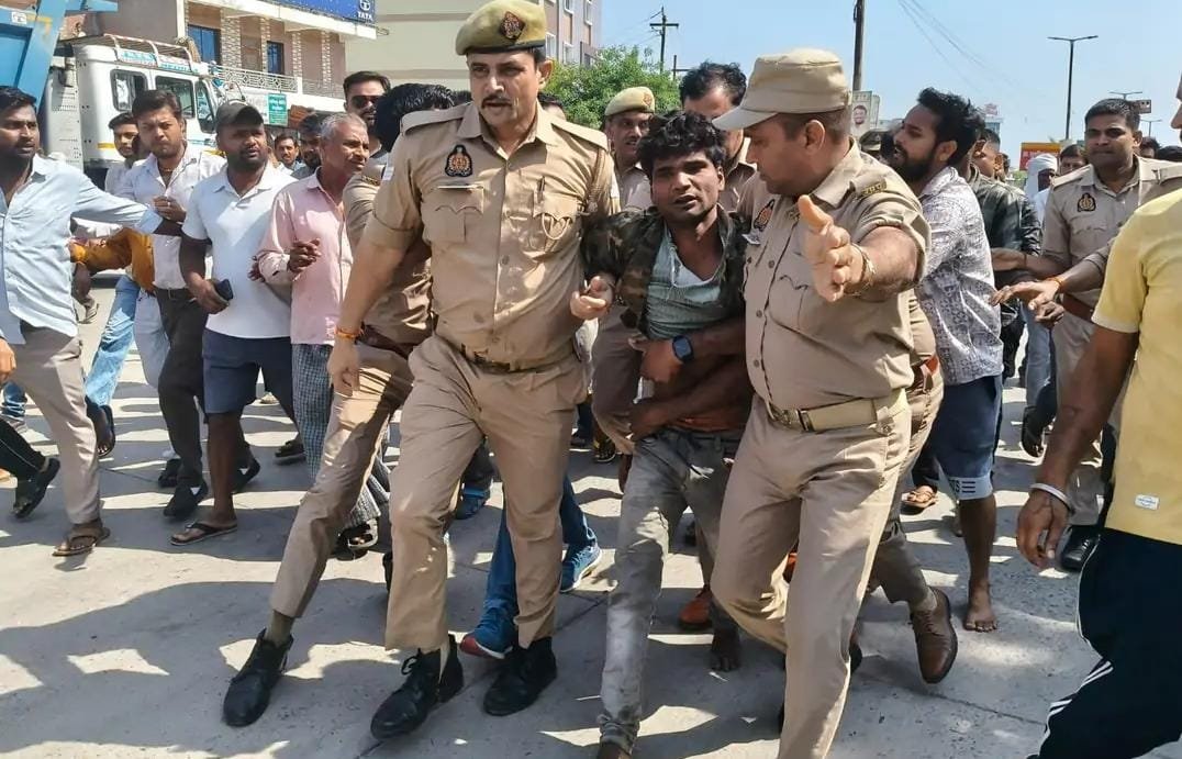 जालौन के मंदिर में खंडित शिवलिंग और नंदी की प्रतिमा के पास जांच करती फॉरेंसिक टीम और आक्रोशित ग्रामीणों की भीड़