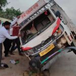 जालौन के कुठौंद क्षेत्र में धराना गांव के पास दुर्घटनाग्रस्त एक्सयूवी और पलटा हुआ लोडर, मौके पर जुटी भीड़ और बचाव कार्य करती पुलिस टीम