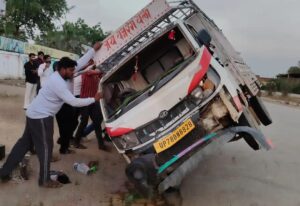 जालौन के कुठौंद क्षेत्र में धराना गांव के पास दुर्घटनाग्रस्त एक्सयूवी और पलटा हुआ लोडर, मौके पर जुटी भीड़ और बचाव कार्य करती पुलिस टीम