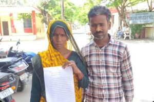 जालौन के कोंच कोतवाली में न्याय की गुहार लगाने पहुंची पीड़ित महिला किशनादेवी और पुलिस अधिकारी