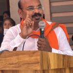 कुठौंदा बुजुर्ग के ग्रामीणों की मुहिम रंग लाई: बस सेवा के लिए शासन को भेजा गया प्रस्ताव जालौन के कुठौंदा बुजुर्ग गांव के ग्रामीण बस सेवा की मांग को लेकर एकजुट, पृष्ठभूमि में बस स्टॉप का प्रतीकात्मक दृश्य