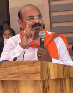 जालौन के कुठौंदा बुजुर्ग गांव के ग्रामीण बस सेवा की मांग को लेकर एकजुट, पृष्ठभूमि में बस स्टॉप का प्रतीकात्मक दृश्य