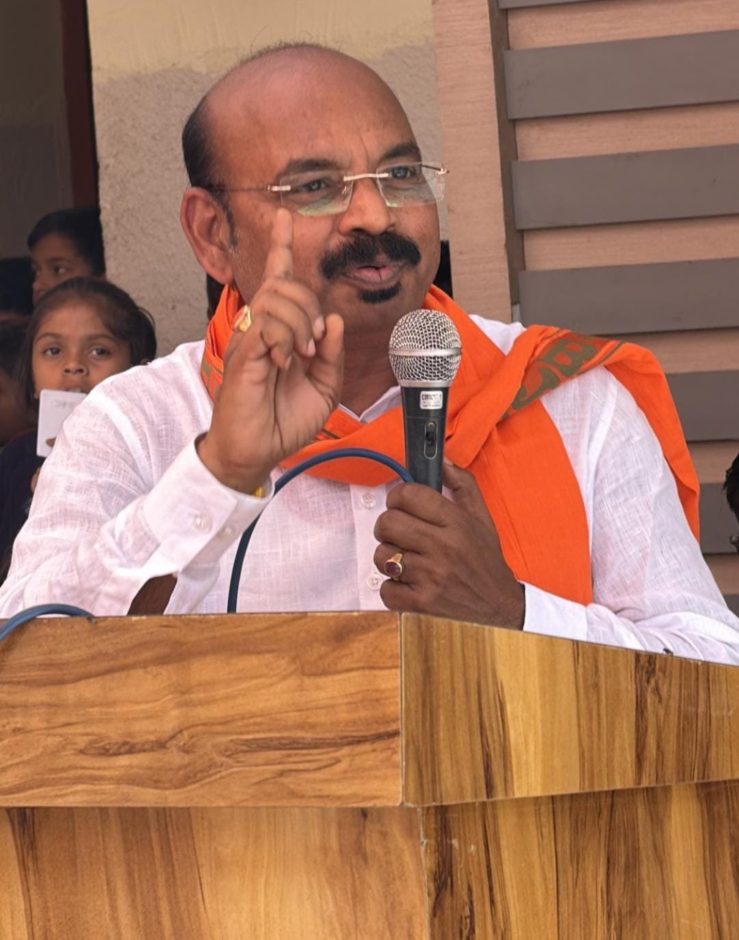 जालौन के कुठौंदा बुजुर्ग गांव के ग्रामीण बस सेवा की मांग को लेकर एकजुट, पृष्ठभूमि में बस स्टॉप का प्रतीकात्मक दृश्य