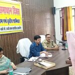 जालौन तहसील सभागार में आयोजित सम्पूर्ण समाधान दिवस के दौरान उपजिलाधिकारी हेमंत पटेल और अन्य अधिकारी फरियादियों की शिकायतों को सुनते हुए